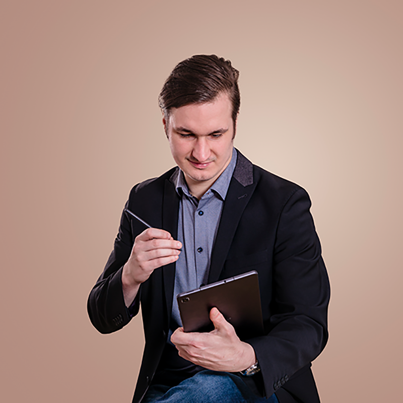 Business-Portrait eines Mannes aus der IT-Branche im Studio von Bildwerk Ansbach.