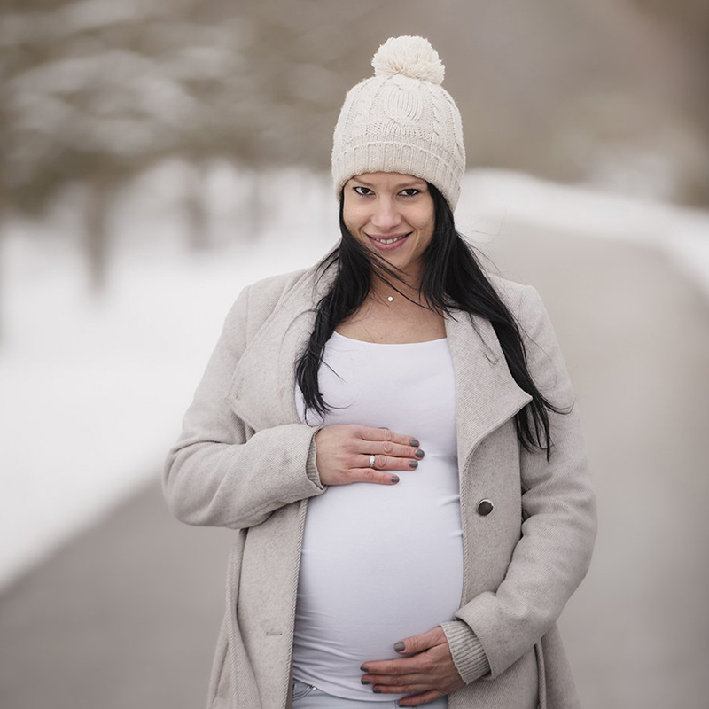 Babybauchfoto im Winter im Schnee