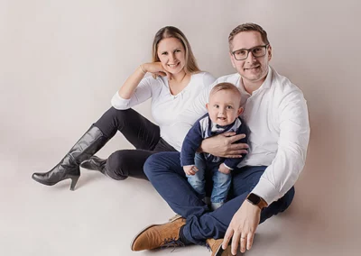 Herzliches Familienfoto im Fotostudio